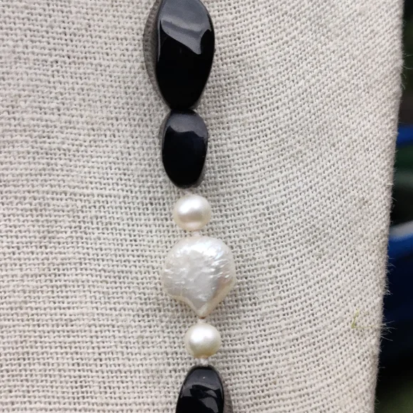 Vintage long 30" pearl and black onyx necklace - Picture 4 of 5